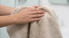 Koliko često trebate prati ručnike: kada ih ne morate mijenjati nakon svakog tuširanja i kada je vrijeme da ih operete.